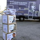 El portavoz de HazteOir, Luis Losada, junto al minibus que recorrerá  las sedes de PP, Cs y Vox para entregar las firmas de su campaña contra las Leyes de Genero.