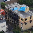 Bomberos buscan a personas que quedaran en el interior del edificio. EFE