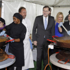 Rajoy y Cifuentes en la cocina en la que se preparó la cena de Navidad del PP de Madrid. J. C. HIDALGO