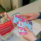 Los niños de la guardería ya tienen el carné de socios de las bibliotecas