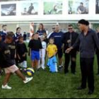 El brasileño juega con un grupo de niños durante la inauguración