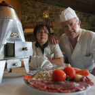 María Lucía y Ángel junto con la tradicional y casi desaparecida olla ferroviaria que ellos han recuperado y donde preparan su plato estrella.