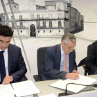 Ricardo Aller, Emilio Gutiérrez y Jesús Sanz, en la firma del convenio.