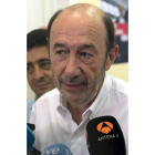 El socialista Alfredo Pérez Rubalcaba y el ‘popular’ Jaime Mayor Oreja. JOSÉ MANUEL PEDROSA / MARÍA VALERÓN