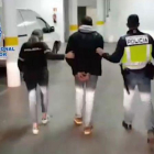 La Policía Nacional ha detenido a dos buzos por dejar morir a un compañero en una inmersión ilegal.