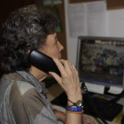 Una voluntaria atendiendo ayer el teléfono.
