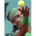 El tenista español Rafa Nadal se dispone a sacar en su partido de ayer