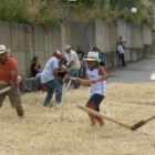 Jóvenes y niños molieron ayer a palos la paja del centeno en el pueblo de Tremor (Igüeña).