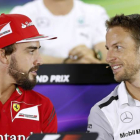 Fernando Alonso junto a Jenson Button, los dos nuevos pilotos de McLaren, en una imagen de archivo.