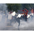 Antidisturbios turcos usan cañones de agua y bombas de gas lacrimógeno para dispersar a los manifestantes, en Estambul.