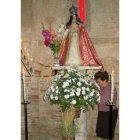 Julia Tovar alisa el vestido de la Virgen del Puente