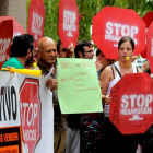 Miembros de la plataforma Stop Desahucios durante la protesta de ayer.