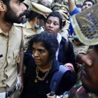 La policía escolta a mujeres que no lograron entrar en el templo de Sabarimala el 24 de diciembre del 2018.