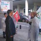 Un representante sindical habla ayer con el gerente de Sacyl, Manuel Mitadiel. DL
