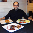 César en el comedor de su restaurante Picos de Europa, en la calle Alcalde Miguel Castaño.