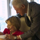 Hillary y Bill Clinton, con su nieto.
