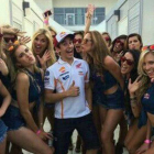 Marc Márquez, rodeado de azafatas, celebra su triunfo en el Gran Premio de las Américas.