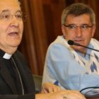 El obispo de la Diócesis de León, Julián López, rubricó el acuerdo junto al alcalde.