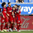 Los jugadores del Osasuna celebran el gol de la victoria sobre el Alavés. DAVID AGUILAR