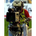 Un cámara de televisión trabaja durante un partido del Deportivo