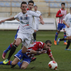 Adán Gurdiel se lleva el balón durante el partido frente al Sporting de Gijón B en el estadio Reino de León.