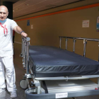 El campeón del mundo de boxeo Jorge Mata durante su jornada laboral de ayer como celador en el Hospital Universitario de León. J. NOTARIO