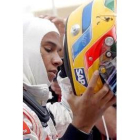 Lewis Hamilton se prepara para subirse a su McLaren en Montmeló