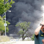 En la foto, un guardia civil con mascarilla en la zona de un incendio.