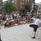 Niños y mayores disfrutaron con los espectáculos del teatro al aire libre.