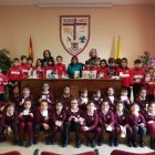La autora, rodeada de alumnos del colegio San Ignacio. DL