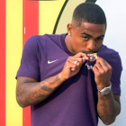 El futbolista brasileño Malcom Filipe Silva posa tras firmar con el Barça. QUIQUE GARCÍA