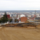 Detalle de las obras del paso elevado que dará continuidad a la N-601 hacia la Avenida de Madrid, de Puente Castro. FERNANDO OTERO PERANDONES