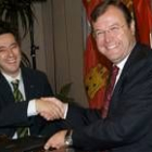 Carlos Suris y Antonio Silván, tras la firma del convenio de colaboración