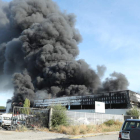 Imagen del incendio, que provocó una densa nube negra de humo que se pudo ver desde toda Ponferrada. L. DE LA MATA