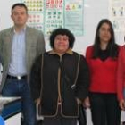 La alumna galardonada, en el centro, junto a algunos de sus profesores