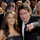 El actor estadounidense Charlie Sheen y su esposa Brooke Mueller.