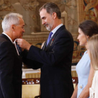 Froilán Sevilla recibe la medalla de parte del rey, en el acto celebrado en el Palacio Real. RAQUEL P. VIECO