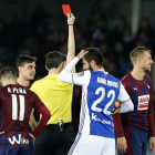 Undiano Mallenco muestra tarjeta roja al jugador del Eibar Florian Lejeune.
