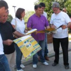 José Luis Prada (derecha), ayer junto al alcalde de Congosto y miembros de el Zofreral.