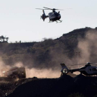 Helicópteros con guardias civiles especializados en espeleología y microvoladuras. DANIEL PÉREZ
