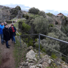 Laudelino Pérez, Luis Mariano Santos, Melchor Moreno y Jimena Martín, en Cornatel, con la Casa Colgante a la derecha. ANA F. BARREDO