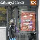 Ofertas de crédito al consumo en una oficina de CatalunyaCaixa de Barcelona.