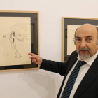 El comisario de la exposición, Federico Fernández Díez, mostrando una de las obras