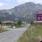 Imagen de la entrada principal al municipio de Cármenes.