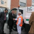 El gerente de FCC, Germán Toral, y el alcalde, junto a los nuevos vehículos
