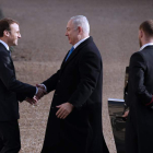 Emmanuel Macron da la bienvenida a Benjamin Netanyahu a su llegada al Palacio del Elíseo. YOAN VALAT