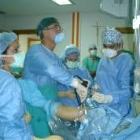 Los doctores Ripoll y De Prado, durante una reciente intervención con células madre adultas