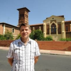 Javier García eligió posar delante de la Iglesia de las Ventas, «una joya neomudejar»