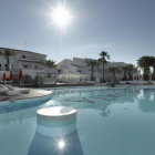 Un hotel con piscina en Ibiza.