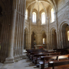 Un visitante contempla el interior de la iglesia del monasterio de Gradefes. JESÚS F. SALVADORES